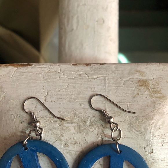 Blue peace sign dangle earrings - Picture 2 of 2